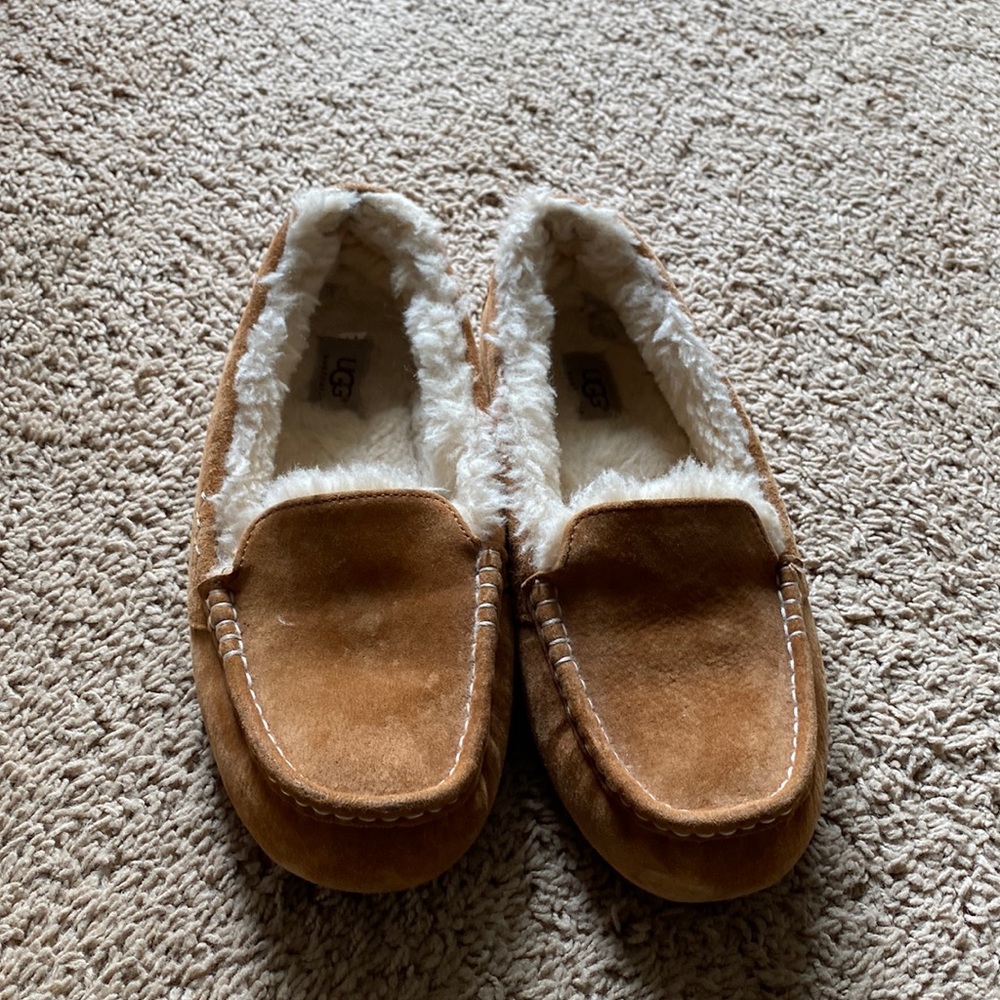 Womens size 10 Ugg Ansley slipper. Never worn.